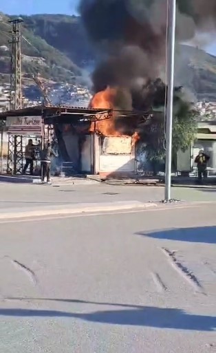 Depremzede esnafın prefabrik iş yeri alevlere teslim oldu