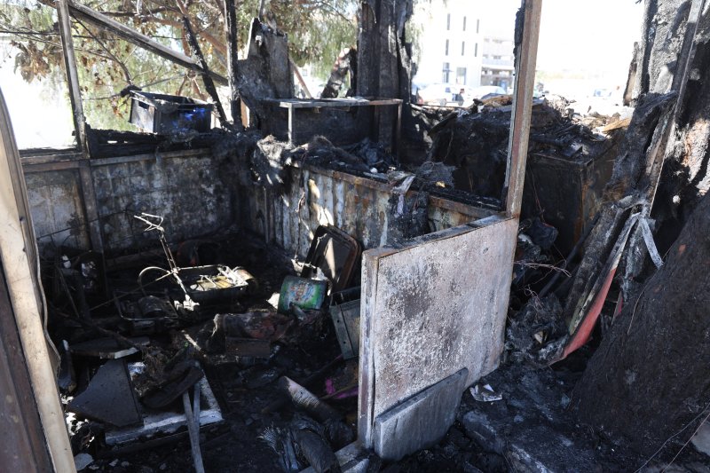 Depremzede esnafın prefabrik iş yeri alevlere teslim oldu