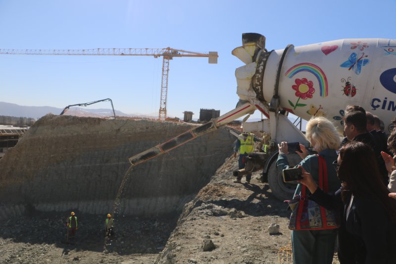 Hatay'da ayakkabıcılar ortak kullanım, üretim tesisinin temeli atıldı (Fotoğraflı) Veysel Korkmaz HATAY (İHA) - Hatay'da Romanya devleti tarafından inşa edilecek 'ayakkabıcılar ortak kullanım, üretim tesisi'nin temel atma töreni gerçekleştirildi. Depremin ağır yıkım yaptığı Hatay'da asrın felaketinin yaraları sarılmaya devam ediyor. Depremden etkilenen illerde tekstil, deri ve ayakkabı sektörlerinin desteklenmesi projesi kapsamında Antakya ilçesi Kisecik Mahallesi’nde inşa edilen Ayakkabıcılar İhtisas Küçük Sanayi Sitesi’nin inşaatı hızla devam ediyor. Sanayi sitesi içerisine Romanya devleti tarafından Birleşmiş Milletler Kalkınma Programı ve Doğu Akdeniz Kalkınma Ajansı iş birliğinde Ayakkabı İmalat ve Eğitim Ortak Kullanım Merkezi'nin temel atma töreni gerçekleştirdi. Temel atma törenine; Romanya'nın Türkiye Büyükelçisi Stefan Alexandru Tınca, Birleşmiş Milletler Kalkınma Programı (UNDP) Türkiye Mukim Temsilcisi Louisa Vınton, Antakya Belediye Başkanı İbrahim Naci Yapar, SGK İl Müdürü Hamit Bal, Hatay Ticaret İl Müdürü Halit İmrek, ayakkabı üreticileri ve çeşitli STK temsilcileri katıldı. Programda konuşan Doğu Akdeniz Kalkınma Ajansı Genel Sekreteri Oğuz Alibekiroğlu, bölgede yürütülen çalışmalar hakkında bilgi vererek, "Ekonomik ve sosyal altyapıyı bütünüyle ele alan topyekûn yeniden yapılanma süreci içerisindeyiz. Bir ülkenin, bir ekonominin yürüttüğü en büyük inşa ve ihya süreçlerinden biri olan yapılanmada DOĞAKA olarak deprem öncesinde başlattığımız kalkınma odaklı projelerin yanı sıra depremden sonra da ekonomik ve sosyal altyapının öncekinden daha iyi tesis edilmesi amacıyla çeşitli projeler yürütmekteyiz. Bölgemizdeki ekonomik olgulardan bir tanesi de ayakkabıcılıktır. 600’den fazla işletmenin yer aldığı ayakkabıcılık sektörü iç ve dış ticarete yönelik üretim hacmi oluşturduğu istihdam kapasitesiyle Hatay ekonomisinin en önemli sektörleri arasındadır. Önceki yıllarda makine ve ekipman desteği fuar organizasyonları, istihdama yönelik mesleki gibi alanlarda gerçekleşen bu iş birlikleri ayakkabı imalatçılarının yer aldığı Reyhanlı Küçük Sanayi Sitesi'nin altyapısının iyileştirilmesi ve ortak üretim tesislerinin kurulması ve istihdam odaklı mesleki eğitimlerin düzenlenmesi şeklinde depremden sonraki süreçte de devam etmektedir. İçerisinde bulunduğumuz alan özel olarak ayakkabı imalatçılarımız için inşa edilmekte olan Antakya Ayakkabıcılar İhtisas Küçük Sanayi Sitesidir. Deprem öncesi ve sonrası süreçte Antakya içinde ve farklı il ve ilçelerde dağınık biçimde bulunan ayakkabıcıları bir araya getirerek kümelenme modeli içerisinde çok daha güçlü ayakkabıcılık sektörünü amaçlayan bir yatırımdır. Bu yatırım Sanayi ve Teknoloji Bakanlığımız tarafından desteklenmektedir. Ayakkabıcılar İhtisas Küçük Sanayi Sitemiz içerisinde siz değerli paydaşlarımız ile geliştirilen ortak üretim tesisi tasarım odaklı üretim altyapısının geliştirilmesine ve nitelikli insan kaynağının yetiştirilmesine önemli katkılar sağlayacaktır" dedi.
