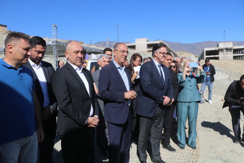 Hatay'da ayakkabıcılar ortak kullanım, üretim tesisinin temeli atıldı (Fotoğraflı) Veysel Korkmaz HATAY (İHA) - Hatay'da Romanya devleti tarafından inşa edilecek 'ayakkabıcılar ortak kullanım, üretim tesisi'nin temel atma töreni gerçekleştirildi. Depremin ağır yıkım yaptığı Hatay'da asrın felaketinin yaraları sarılmaya devam ediyor. Depremden etkilenen illerde tekstil, deri ve ayakkabı sektörlerinin desteklenmesi projesi kapsamında Antakya ilçesi Kisecik Mahallesi’nde inşa edilen Ayakkabıcılar İhtisas Küçük Sanayi Sitesi’nin inşaatı hızla devam ediyor. Sanayi sitesi içerisine Romanya devleti tarafından Birleşmiş Milletler Kalkınma Programı ve Doğu Akdeniz Kalkınma Ajansı iş birliğinde Ayakkabı İmalat ve Eğitim Ortak Kullanım Merkezi'nin temel atma töreni gerçekleştirdi. Temel atma törenine; Romanya'nın Türkiye Büyükelçisi Stefan Alexandru Tınca, Birleşmiş Milletler Kalkınma Programı (UNDP) Türkiye Mukim Temsilcisi Louisa Vınton, Antakya Belediye Başkanı İbrahim Naci Yapar, SGK İl Müdürü Hamit Bal, Hatay Ticaret İl Müdürü Halit İmrek, ayakkabı üreticileri ve çeşitli STK temsilcileri katıldı. Programda konuşan Doğu Akdeniz Kalkınma Ajansı Genel Sekreteri Oğuz Alibekiroğlu, bölgede yürütülen çalışmalar hakkında bilgi vererek, "Ekonomik ve sosyal altyapıyı bütünüyle ele alan topyekûn yeniden yapılanma süreci içerisindeyiz. Bir ülkenin, bir ekonominin yürüttüğü en büyük inşa ve ihya süreçlerinden biri olan yapılanmada DOĞAKA olarak deprem öncesinde başlattığımız kalkınma odaklı projelerin yanı sıra depremden sonra da ekonomik ve sosyal altyapının öncekinden daha iyi tesis edilmesi amacıyla çeşitli projeler yürütmekteyiz. Bölgemizdeki ekonomik olgulardan bir tanesi de ayakkabıcılıktır. 600’den fazla işletmenin yer aldığı ayakkabıcılık sektörü iç ve dış ticarete yönelik üretim hacmi oluşturduğu istihdam kapasitesiyle Hatay ekonomisinin en önemli sektörleri arasındadır. Önceki yıllarda makine ve ekipman desteği fuar organizasyonları, istihdama yönelik mesleki gibi alanlarda gerçekleşen bu iş birlikleri ayakkabı imalatçılarının yer aldığı Reyhanlı Küçük Sanayi Sitesi'nin altyapısının iyileştirilmesi ve ortak üretim tesislerinin kurulması ve istihdam odaklı mesleki eğitimlerin düzenlenmesi şeklinde depremden sonraki süreçte de devam etmektedir. İçerisinde bulunduğumuz alan özel olarak ayakkabı imalatçılarımız için inşa edilmekte olan Antakya Ayakkabıcılar İhtisas Küçük Sanayi Sitesidir. Deprem öncesi ve sonrası süreçte Antakya içinde ve farklı il ve ilçelerde dağınık biçimde bulunan ayakkabıcıları bir araya getirerek kümelenme modeli içerisinde çok daha güçlü ayakkabıcılık sektörünü amaçlayan bir yatırımdır. Bu yatırım Sanayi ve Teknoloji Bakanlığımız tarafından desteklenmektedir. Ayakkabıcılar İhtisas Küçük Sanayi Sitemiz içerisinde siz değerli paydaşlarımız ile geliştirilen ortak üretim tesisi tasarım odaklı üretim altyapısının geliştirilmesine ve nitelikli insan kaynağının yetiştirilmesine önemli katkılar sağlayacaktır" dedi.