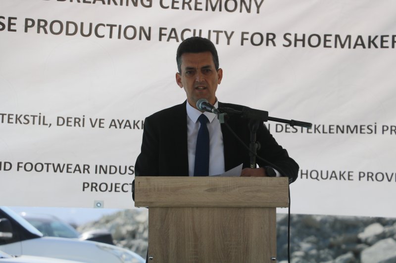 Hatay'da ayakkabıcılar ortak kullanım, üretim tesisinin temeli atıldı (Fotoğraflı) Veysel Korkmaz HATAY (İHA) - Hatay'da Romanya devleti tarafından inşa edilecek 'ayakkabıcılar ortak kullanım, üretim tesisi'nin temel atma töreni gerçekleştirildi. Depremin ağır yıkım yaptığı Hatay'da asrın felaketinin yaraları sarılmaya devam ediyor. Depremden etkilenen illerde tekstil, deri ve ayakkabı sektörlerinin desteklenmesi projesi kapsamında Antakya ilçesi Kisecik Mahallesi’nde inşa edilen Ayakkabıcılar İhtisas Küçük Sanayi Sitesi’nin inşaatı hızla devam ediyor. Sanayi sitesi içerisine Romanya devleti tarafından Birleşmiş Milletler Kalkınma Programı ve Doğu Akdeniz Kalkınma Ajansı iş birliğinde Ayakkabı İmalat ve Eğitim Ortak Kullanım Merkezi'nin temel atma töreni gerçekleştirdi. Temel atma törenine; Romanya'nın Türkiye Büyükelçisi Stefan Alexandru Tınca, Birleşmiş Milletler Kalkınma Programı (UNDP) Türkiye Mukim Temsilcisi Louisa Vınton, Antakya Belediye Başkanı İbrahim Naci Yapar, SGK İl Müdürü Hamit Bal, Hatay Ticaret İl Müdürü Halit İmrek, ayakkabı üreticileri ve çeşitli STK temsilcileri katıldı. Programda konuşan Doğu Akdeniz Kalkınma Ajansı Genel Sekreteri Oğuz Alibekiroğlu, bölgede yürütülen çalışmalar hakkında bilgi vererek, "Ekonomik ve sosyal altyapıyı bütünüyle ele alan topyekûn yeniden yapılanma süreci içerisindeyiz. Bir ülkenin, bir ekonominin yürüttüğü en büyük inşa ve ihya süreçlerinden biri olan yapılanmada DOĞAKA olarak deprem öncesinde başlattığımız kalkınma odaklı projelerin yanı sıra depremden sonra da ekonomik ve sosyal altyapının öncekinden daha iyi tesis edilmesi amacıyla çeşitli projeler yürütmekteyiz. Bölgemizdeki ekonomik olgulardan bir tanesi de ayakkabıcılıktır. 600’den fazla işletmenin yer aldığı ayakkabıcılık sektörü iç ve dış ticarete yönelik üretim hacmi oluşturduğu istihdam kapasitesiyle Hatay ekonomisinin en önemli sektörleri arasındadır. Önceki yıllarda makine ve ekipman desteği fuar organizasyonları, istihdama yönelik mesleki gibi alanlarda gerçekleşen bu iş birlikleri ayakkabı imalatçılarının yer aldığı Reyhanlı Küçük Sanayi Sitesi'nin altyapısının iyileştirilmesi ve ortak üretim tesislerinin kurulması ve istihdam odaklı mesleki eğitimlerin düzenlenmesi şeklinde depremden sonraki süreçte de devam etmektedir. İçerisinde bulunduğumuz alan özel olarak ayakkabı imalatçılarımız için inşa edilmekte olan Antakya Ayakkabıcılar İhtisas Küçük Sanayi Sitesidir. Deprem öncesi ve sonrası süreçte Antakya içinde ve farklı il ve ilçelerde dağınık biçimde bulunan ayakkabıcıları bir araya getirerek kümelenme modeli içerisinde çok daha güçlü ayakkabıcılık sektörünü amaçlayan bir yatırımdır. Bu yatırım Sanayi ve Teknoloji Bakanlığımız tarafından desteklenmektedir. Ayakkabıcılar İhtisas Küçük Sanayi Sitemiz içerisinde siz değerli paydaşlarımız ile geliştirilen ortak üretim tesisi tasarım odaklı üretim altyapısının geliştirilmesine ve nitelikli insan kaynağının yetiştirilmesine önemli katkılar sağlayacaktır" dedi.