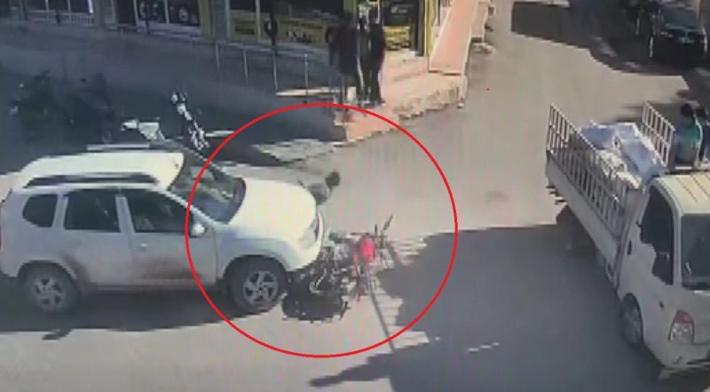 Otomobil ile çarpışan motosiklet sürücüsünün havaya uçtuğu anlar kamerada (Fotoğraflı) Ahmet Arslan HATAY (İHA) - Hatay'ın Reyhanlı ilçesinde otomobil ile kafa kafaya çarpışan motosikletlinin havaya uçtuğu anlar güvenlik kamerasına yansıdı. Kaza, Reyhanlı ilçesi Albay Şükrü Kanatlı Caddesi'nde geçtiğimiz günlerde yaşandı. Seyir halde ilerleyen otomobil ile dönüş yapmak isteyen motosiklet kafa kafaya çarpıştı. Kazada, motosiklet sürücüsü yaralandı. Motosiklet ile otomobilin kafa kafaya çarpıştığı ve motosiklet sürücüsünün havada takla attığı anlar ise bir işyerinin güvenlik kamerasına yansıdı. Kazayı gören vatandaş sakinleri durumu 112 Acil Çağrı Merkezi'ne bildirilmesi üzerine olay yerine polis ve ambulans sevk edildi. Kısa sürede bölgeye gelen sağlık ekipleri yaralı motosiklet sürücüsüne, ilk yardım müdahalelerin ardından hastaneye kaldırıldı. Polis kazayla ilgili inceleme başlattı.