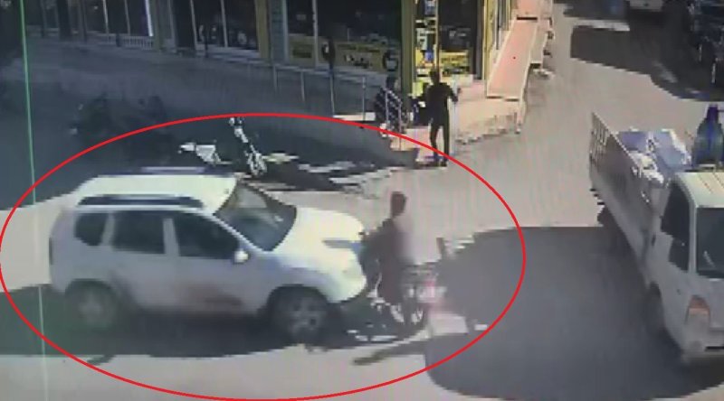 Otomobil ile çarpışan motosiklet sürücüsünün havaya uçtuğu anlar kamerada (Fotoğraflı) Ahmet Arslan HATAY (İHA) - Hatay'ın Reyhanlı ilçesinde otomobil ile kafa kafaya çarpışan motosikletlinin havaya uçtuğu anlar güvenlik kamerasına yansıdı. Kaza, Reyhanlı ilçesi Albay Şükrü Kanatlı Caddesi'nde geçtiğimiz günlerde yaşandı. Seyir halde ilerleyen otomobil ile dönüş yapmak isteyen motosiklet kafa kafaya çarpıştı. Kazada, motosiklet sürücüsü yaralandı. Motosiklet ile otomobilin kafa kafaya çarpıştığı ve motosiklet sürücüsünün havada takla attığı anlar ise bir işyerinin güvenlik kamerasına yansıdı. Kazayı gören vatandaş sakinleri durumu 112 Acil Çağrı Merkezi'ne bildirilmesi üzerine olay yerine polis ve ambulans sevk edildi. Kısa sürede bölgeye gelen sağlık ekipleri yaralı motosiklet sürücüsüne, ilk yardım müdahalelerin ardından hastaneye kaldırıldı. Polis kazayla ilgili inceleme başlattı.