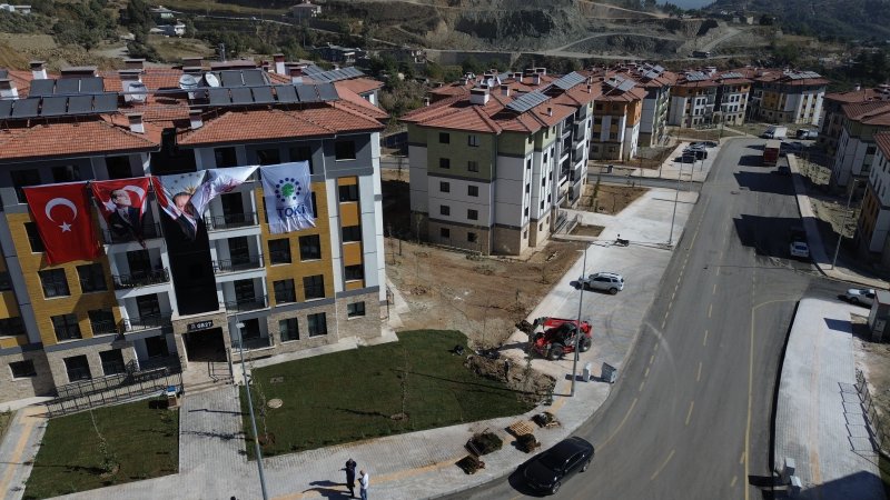 Depremin yaralarının sarıldığı Hatay'da yıl sonuna kadar 44 bin 227 konut ve iş yerinin teslimi planlanıyor - Yeni yuvasına kavuşan Cuma Önal: "Böyle bir evi beklemiyorduk, çok şükür bizlere nasip oldu, evimiz çok güzel" (Fotoğraflı) Veysel Korkmaz - Ramazan İlın HATAY (İHA) - Depremin yaralarının sarıldığı Hatay’da yıl sonuna kadar 44 bin 227 konut ve iş yerinin teslim edilmesi planlanıyor. Yeni bir yaşam merkezinin kurulduğu Antakya ilçesi Gülderen Mahallesi’nde afetzede vatandaşlar, yeni yuvalarına kavuşmanın heyecanını yaşıyorlar. Asrın felaketinin yerle bir ettiği Hatay’da depremin yaraları kısa sürede sarılmaya başlanmıştı. Depremlerin yaralarının sarılması için Çevre, Şehircilik ve İklim Değişikliği Bakanlığı tarafından afet konutlarının inşasına başlanmıştı. Afetzede vatandaşların yuvalarına kavuşabilmeleri için Hatay Valiliği koordinasyonunda gece gündüz devam eden çalışmaların sonucunda 6 Şubat itibarıyla vatandaşlar yuvalarına kavuşmaya başlamıştı. Geride kalan süreçten bu güne kadar 25 bin 916 iş yeri ve konutun vatandaşlara teslimi yapıldı. 2024 yılı sonuna kadar 44 bin 227 konutun teslim edilmesi planlanırken 2025 yılı sonuna kadar 146 bin 479 konut ve 11 bin 721 iş yerinin afetzede vatandaşlara teslim edilmesi hedefleniyor. İnşası tamamlanan ve yeni bir şehir merkezinin kurulduğu Antakya ilçesi Gülderen Mahallesi’nde de yuvalarına yerleşen vatandaşlar şükranlarını dile getirdiler. "Böyle bir evi beklemiyorduk, çok şükür bizlere nasip oldu, evimiz çok güzel" Afet konutlarının inşasında emeği geçenlere teşekkürlerini dile getiren 55 yaşındaki Cuma Önal, "Cumhurbaşkanımızdan ve emeği geçen herkesten Allah razı olsun. Her şey çok güzel oldu. Depremlerde ailemle ben iyi durumdaydık ama akrabalarımızdan kayıplarımız oldu. Aksaray Mahallesi'ndeki evimiz depremlerde hasar alarak yıkıldı. Böyle bir evi beklemiyorduk, çok şükür bizlere nasip oldu, evimiz çok güzel" dedi. Asrın felaketinin yaralarını sarmaya çalıştıklarını ifade eden 56 yaşındaki Aysel Önal, "Evimizden çok memnunuz, emeği geçen herkesten Allah razı olsun. Aksaray Mahallesi'ndeki yıkılan evimin aynısı sanki planı bile aynı. Tabi üzüldük biraz ama yavaş yavaş normale dönmeye çalışıyoruz" diye konuştu.