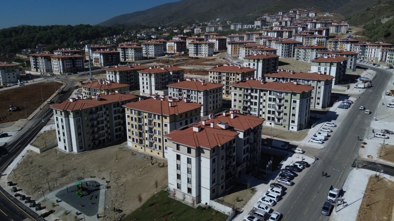 Depremin yaralarının sarıldığı Hatay'da yıl sonuna kadar 44 bin 227 konut ve iş yerinin teslimi planlanıyor - Yeni yuvasına kavuşan Cuma Önal: "Böyle bir evi beklemiyorduk, çok şükür bizlere nasip oldu, evimiz çok güzel" (Fotoğraflı) Veysel Korkmaz - Ramazan İlın HATAY (İHA) - Depremin yaralarının sarıldığı Hatay’da yıl sonuna kadar 44 bin 227 konut ve iş yerinin teslim edilmesi planlanıyor. Yeni bir yaşam merkezinin kurulduğu Antakya ilçesi Gülderen Mahallesi’nde afetzede vatandaşlar, yeni yuvalarına kavuşmanın heyecanını yaşıyorlar. Asrın felaketinin yerle bir ettiği Hatay’da depremin yaraları kısa sürede sarılmaya başlanmıştı. Depremlerin yaralarının sarılması için Çevre, Şehircilik ve İklim Değişikliği Bakanlığı tarafından afet konutlarının inşasına başlanmıştı. Afetzede vatandaşların yuvalarına kavuşabilmeleri için Hatay Valiliği koordinasyonunda gece gündüz devam eden çalışmaların sonucunda 6 Şubat itibarıyla vatandaşlar yuvalarına kavuşmaya başlamıştı. Geride kalan süreçten bu güne kadar 25 bin 916 iş yeri ve konutun vatandaşlara teslimi yapıldı. 2024 yılı sonuna kadar 44 bin 227 konutun teslim edilmesi planlanırken 2025 yılı sonuna kadar 146 bin 479 konut ve 11 bin 721 iş yerinin afetzede vatandaşlara teslim edilmesi hedefleniyor. İnşası tamamlanan ve yeni bir şehir merkezinin kurulduğu Antakya ilçesi Gülderen Mahallesi’nde de yuvalarına yerleşen vatandaşlar şükranlarını dile getirdiler. "Böyle bir evi beklemiyorduk, çok şükür bizlere nasip oldu, evimiz çok güzel" Afet konutlarının inşasında emeği geçenlere teşekkürlerini dile getiren 55 yaşındaki Cuma Önal, "Cumhurbaşkanımızdan ve emeği geçen herkesten Allah razı olsun. Her şey çok güzel oldu. Depremlerde ailemle ben iyi durumdaydık ama akrabalarımızdan kayıplarımız oldu. Aksaray Mahallesi'ndeki evimiz depremlerde hasar alarak yıkıldı. Böyle bir evi beklemiyorduk, çok şükür bizlere nasip oldu, evimiz çok güzel" dedi. Asrın felaketinin yaralarını sarmaya çalıştıklarını ifade eden 56 yaşındaki Aysel Önal, "Evimizden çok memnunuz, emeği geçen herkesten Allah razı olsun. Aksaray Mahallesi'ndeki yıkılan evimin aynısı sanki planı bile aynı. Tabi üzüldük biraz ama yavaş yavaş normale dönmeye çalışıyoruz" diye konuştu.