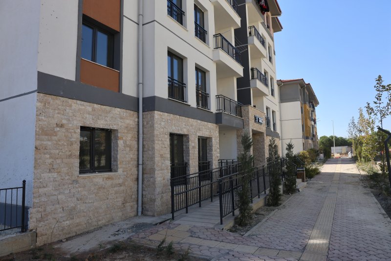 Depremin yaralarının sarıldığı Hatay'da yıl sonuna kadar 44 bin 227 konut ve iş yerinin teslimi planlanıyor - Yeni yuvasına kavuşan Cuma Önal: "Böyle bir evi beklemiyorduk, çok şükür bizlere nasip oldu, evimiz çok güzel" (Fotoğraflı) Veysel Korkmaz - Ramazan İlın HATAY (İHA) - Depremin yaralarının sarıldığı Hatay’da yıl sonuna kadar 44 bin 227 konut ve iş yerinin teslim edilmesi planlanıyor. Yeni bir yaşam merkezinin kurulduğu Antakya ilçesi Gülderen Mahallesi’nde afetzede vatandaşlar, yeni yuvalarına kavuşmanın heyecanını yaşıyorlar. Asrın felaketinin yerle bir ettiği Hatay’da depremin yaraları kısa sürede sarılmaya başlanmıştı. Depremlerin yaralarının sarılması için Çevre, Şehircilik ve İklim Değişikliği Bakanlığı tarafından afet konutlarının inşasına başlanmıştı. Afetzede vatandaşların yuvalarına kavuşabilmeleri için Hatay Valiliği koordinasyonunda gece gündüz devam eden çalışmaların sonucunda 6 Şubat itibarıyla vatandaşlar yuvalarına kavuşmaya başlamıştı. Geride kalan süreçten bu güne kadar 25 bin 916 iş yeri ve konutun vatandaşlara teslimi yapıldı. 2024 yılı sonuna kadar 44 bin 227 konutun teslim edilmesi planlanırken 2025 yılı sonuna kadar 146 bin 479 konut ve 11 bin 721 iş yerinin afetzede vatandaşlara teslim edilmesi hedefleniyor. İnşası tamamlanan ve yeni bir şehir merkezinin kurulduğu Antakya ilçesi Gülderen Mahallesi’nde de yuvalarına yerleşen vatandaşlar şükranlarını dile getirdiler. "Böyle bir evi beklemiyorduk, çok şükür bizlere nasip oldu, evimiz çok güzel" Afet konutlarının inşasında emeği geçenlere teşekkürlerini dile getiren 55 yaşındaki Cuma Önal, "Cumhurbaşkanımızdan ve emeği geçen herkesten Allah razı olsun. Her şey çok güzel oldu. Depremlerde ailemle ben iyi durumdaydık ama akrabalarımızdan kayıplarımız oldu. Aksaray Mahallesi'ndeki evimiz depremlerde hasar alarak yıkıldı. Böyle bir evi beklemiyorduk, çok şükür bizlere nasip oldu, evimiz çok güzel" dedi. Asrın felaketinin yaralarını sarmaya çalıştıklarını ifade eden 56 yaşındaki Aysel Önal, "Evimizden çok memnunuz, emeği geçen herkesten Allah razı olsun. Aksaray Mahallesi'ndeki yıkılan evimin aynısı sanki planı bile aynı. Tabi üzüldük biraz ama yavaş yavaş normale dönmeye çalışıyoruz" diye konuştu.