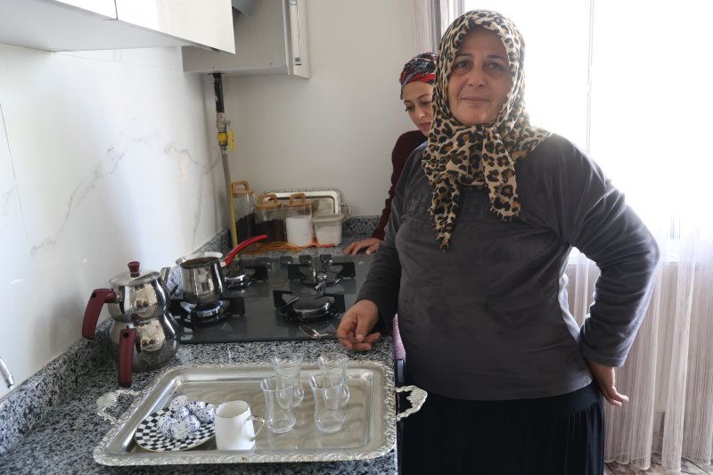 Depremin yaralarının sarıldığı Hatay'da yıl sonuna kadar 44 bin 227 konut ve iş yerinin teslimi planlanıyor - Yeni yuvasına kavuşan Cuma Önal: "Böyle bir evi beklemiyorduk, çok şükür bizlere nasip oldu, evimiz çok güzel" (Fotoğraflı) Veysel Korkmaz - Ramazan İlın HATAY (İHA) - Depremin yaralarının sarıldığı Hatay’da yıl sonuna kadar 44 bin 227 konut ve iş yerinin teslim edilmesi planlanıyor. Yeni bir yaşam merkezinin kurulduğu Antakya ilçesi Gülderen Mahallesi’nde afetzede vatandaşlar, yeni yuvalarına kavuşmanın heyecanını yaşıyorlar. Asrın felaketinin yerle bir ettiği Hatay’da depremin yaraları kısa sürede sarılmaya başlanmıştı. Depremlerin yaralarının sarılması için Çevre, Şehircilik ve İklim Değişikliği Bakanlığı tarafından afet konutlarının inşasına başlanmıştı. Afetzede vatandaşların yuvalarına kavuşabilmeleri için Hatay Valiliği koordinasyonunda gece gündüz devam eden çalışmaların sonucunda 6 Şubat itibarıyla vatandaşlar yuvalarına kavuşmaya başlamıştı. Geride kalan süreçten bu güne kadar 25 bin 916 iş yeri ve konutun vatandaşlara teslimi yapıldı. 2024 yılı sonuna kadar 44 bin 227 konutun teslim edilmesi planlanırken 2025 yılı sonuna kadar 146 bin 479 konut ve 11 bin 721 iş yerinin afetzede vatandaşlara teslim edilmesi hedefleniyor. İnşası tamamlanan ve yeni bir şehir merkezinin kurulduğu Antakya ilçesi Gülderen Mahallesi’nde de yuvalarına yerleşen vatandaşlar şükranlarını dile getirdiler. "Böyle bir evi beklemiyorduk, çok şükür bizlere nasip oldu, evimiz çok güzel" Afet konutlarının inşasında emeği geçenlere teşekkürlerini dile getiren 55 yaşındaki Cuma Önal, "Cumhurbaşkanımızdan ve emeği geçen herkesten Allah razı olsun. Her şey çok güzel oldu. Depremlerde ailemle ben iyi durumdaydık ama akrabalarımızdan kayıplarımız oldu. Aksaray Mahallesi'ndeki evimiz depremlerde hasar alarak yıkıldı. Böyle bir evi beklemiyorduk, çok şükür bizlere nasip oldu, evimiz çok güzel" dedi. Asrın felaketinin yaralarını sarmaya çalıştıklarını ifade eden 56 yaşındaki Aysel Önal, "Evimizden çok memnunuz, emeği geçen herkesten Allah razı olsun. Aksaray Mahallesi'ndeki yıkılan evimin aynısı sanki planı bile aynı. Tabi üzüldük biraz ama yavaş yavaş normale dönmeye çalışıyoruz" diye konuştu.