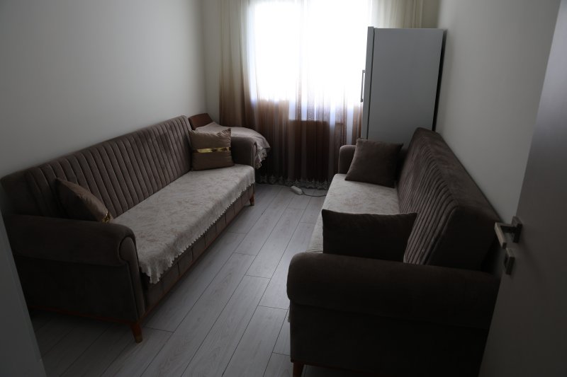 Depremin yaralarının sarıldığı Hatay'da yıl sonuna kadar 44 bin 227 konut ve iş yerinin teslimi planlanıyor - Yeni yuvasına kavuşan Cuma Önal: "Böyle bir evi beklemiyorduk, çok şükür bizlere nasip oldu, evimiz çok güzel" (Fotoğraflı) Veysel Korkmaz - Ramazan İlın HATAY (İHA) - Depremin yaralarının sarıldığı Hatay’da yıl sonuna kadar 44 bin 227 konut ve iş yerinin teslim edilmesi planlanıyor. Yeni bir yaşam merkezinin kurulduğu Antakya ilçesi Gülderen Mahallesi’nde afetzede vatandaşlar, yeni yuvalarına kavuşmanın heyecanını yaşıyorlar. Asrın felaketinin yerle bir ettiği Hatay’da depremin yaraları kısa sürede sarılmaya başlanmıştı. Depremlerin yaralarının sarılması için Çevre, Şehircilik ve İklim Değişikliği Bakanlığı tarafından afet konutlarının inşasına başlanmıştı. Afetzede vatandaşların yuvalarına kavuşabilmeleri için Hatay Valiliği koordinasyonunda gece gündüz devam eden çalışmaların sonucunda 6 Şubat itibarıyla vatandaşlar yuvalarına kavuşmaya başlamıştı. Geride kalan süreçten bu güne kadar 25 bin 916 iş yeri ve konutun vatandaşlara teslimi yapıldı. 2024 yılı sonuna kadar 44 bin 227 konutun teslim edilmesi planlanırken 2025 yılı sonuna kadar 146 bin 479 konut ve 11 bin 721 iş yerinin afetzede vatandaşlara teslim edilmesi hedefleniyor. İnşası tamamlanan ve yeni bir şehir merkezinin kurulduğu Antakya ilçesi Gülderen Mahallesi’nde de yuvalarına yerleşen vatandaşlar şükranlarını dile getirdiler. "Böyle bir evi beklemiyorduk, çok şükür bizlere nasip oldu, evimiz çok güzel" Afet konutlarının inşasında emeği geçenlere teşekkürlerini dile getiren 55 yaşındaki Cuma Önal, "Cumhurbaşkanımızdan ve emeği geçen herkesten Allah razı olsun. Her şey çok güzel oldu. Depremlerde ailemle ben iyi durumdaydık ama akrabalarımızdan kayıplarımız oldu. Aksaray Mahallesi'ndeki evimiz depremlerde hasar alarak yıkıldı. Böyle bir evi beklemiyorduk, çok şükür bizlere nasip oldu, evimiz çok güzel" dedi. Asrın felaketinin yaralarını sarmaya çalıştıklarını ifade eden 56 yaşındaki Aysel Önal, "Evimizden çok memnunuz, emeği geçen herkesten Allah razı olsun. Aksaray Mahallesi'ndeki yıkılan evimin aynısı sanki planı bile aynı. Tabi üzüldük biraz ama yavaş yavaş normale dönmeye çalışıyoruz" diye konuştu.