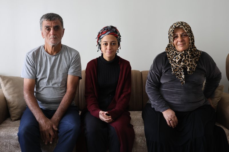 Depremin yaralarının sarıldığı Hatay'da yıl sonuna kadar 44 bin 227 konut ve iş yerinin teslimi planlanıyor - Yeni yuvasına kavuşan Cuma Önal: "Böyle bir evi beklemiyorduk, çok şükür bizlere nasip oldu, evimiz çok güzel" (Fotoğraflı) Veysel Korkmaz - Ramazan İlın HATAY (İHA) - Depremin yaralarının sarıldığı Hatay’da yıl sonuna kadar 44 bin 227 konut ve iş yerinin teslim edilmesi planlanıyor. Yeni bir yaşam merkezinin kurulduğu Antakya ilçesi Gülderen Mahallesi’nde afetzede vatandaşlar, yeni yuvalarına kavuşmanın heyecanını yaşıyorlar. Asrın felaketinin yerle bir ettiği Hatay’da depremin yaraları kısa sürede sarılmaya başlanmıştı. Depremlerin yaralarının sarılması için Çevre, Şehircilik ve İklim Değişikliği Bakanlığı tarafından afet konutlarının inşasına başlanmıştı. Afetzede vatandaşların yuvalarına kavuşabilmeleri için Hatay Valiliği koordinasyonunda gece gündüz devam eden çalışmaların sonucunda 6 Şubat itibarıyla vatandaşlar yuvalarına kavuşmaya başlamıştı. Geride kalan süreçten bu güne kadar 25 bin 916 iş yeri ve konutun vatandaşlara teslimi yapıldı. 2024 yılı sonuna kadar 44 bin 227 konutun teslim edilmesi planlanırken 2025 yılı sonuna kadar 146 bin 479 konut ve 11 bin 721 iş yerinin afetzede vatandaşlara teslim edilmesi hedefleniyor. İnşası tamamlanan ve yeni bir şehir merkezinin kurulduğu Antakya ilçesi Gülderen Mahallesi’nde de yuvalarına yerleşen vatandaşlar şükranlarını dile getirdiler. "Böyle bir evi beklemiyorduk, çok şükür bizlere nasip oldu, evimiz çok güzel" Afet konutlarının inşasında emeği geçenlere teşekkürlerini dile getiren 55 yaşındaki Cuma Önal, "Cumhurbaşkanımızdan ve emeği geçen herkesten Allah razı olsun. Her şey çok güzel oldu. Depremlerde ailemle ben iyi durumdaydık ama akrabalarımızdan kayıplarımız oldu. Aksaray Mahallesi'ndeki evimiz depremlerde hasar alarak yıkıldı. Böyle bir evi beklemiyorduk, çok şükür bizlere nasip oldu, evimiz çok güzel" dedi. Asrın felaketinin yaralarını sarmaya çalıştıklarını ifade eden 56 yaşındaki Aysel Önal, "Evimizden çok memnunuz, emeği geçen herkesten Allah razı olsun. Aksaray Mahallesi'ndeki yıkılan evimin aynısı sanki planı bile aynı. Tabi üzüldük biraz ama yavaş yavaş normale dönmeye çalışıyoruz" diye konuştu.