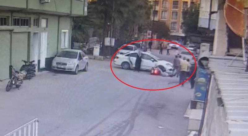Hatay’da otomobil ile motosikletin çarpışma anı kamerada