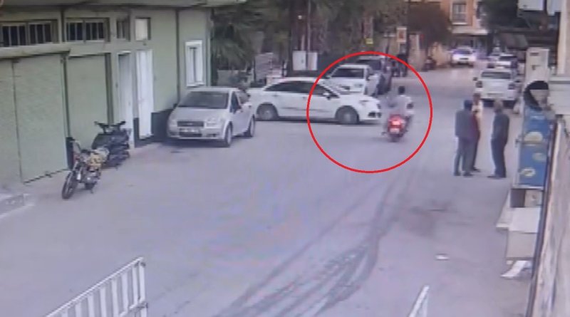 Hatay’da otomobil ile motosikletin çarpışma anı kamerada