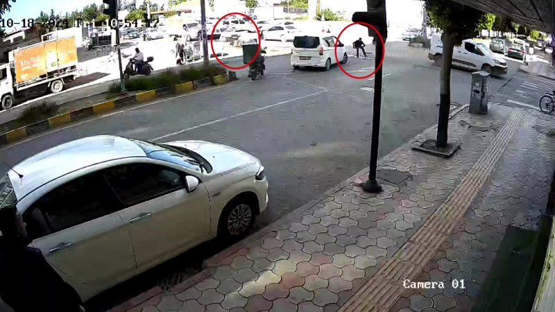  Akılalmaz olay: Trafikte tartıştığı 2 kişiyi aracıyla ezmeye çalıştı HATAY (İHA) - Hatay'da bir sürücü, trafikte tartıştığı motosikletli ve yanındaki bir kişiyi aracıyla geri manevra yaparak ezmeye çalıştı. O anlarsa kameraya yansıdı. Olay, İskenderun ilçesi Pınarbaşı Mahallesi'nde yaşandı. Hafif ticari araç sürücüsü, trafikte motosiklet sürücüsü ve arkasındaki kişiyle tartıştı. Kavşakta motosikletten inen 2 kişi, araç sürücüsüyle tartışmaya devam etti. Sürücünün yoluna devam ettiğini düşünen gençler de motosiklete bindi. O sırada geri manevra yapan sürücü, aracıyla 2 kişiyi ezmeye çalıştı. Gençlerin kaçarak ezilmekten kurtulduğu anlar kameraya yansırken akılalmaz olay sonrası araç sürücüsü olay yerinden kaçtı. İhbar üzerine bölgeye sevk edilen sağlık ekipleri, yaralıları ambulansla çevredeki hastaneye götürdü. Gençlerin ihbarı üzerine polis ekipleri sürücünün yakalanması için çalışma başlattı. Olay, çevredeki güvenlik kamerasına yansıdı.