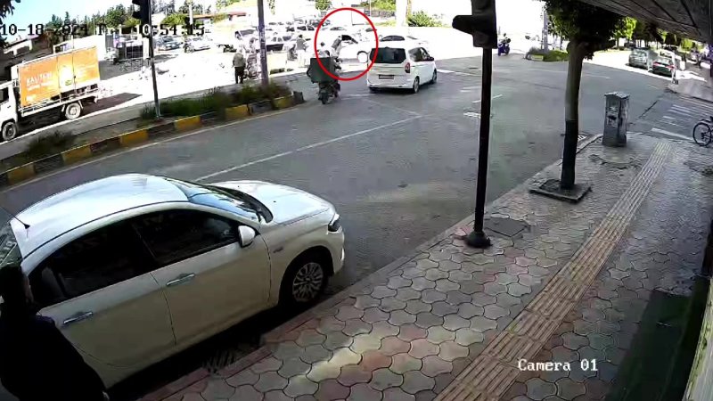  Akılalmaz olay: Trafikte tartıştığı 2 kişiyi aracıyla ezmeye çalıştı HATAY (İHA) - Hatay'da bir sürücü, trafikte tartıştığı motosikletli ve yanındaki bir kişiyi aracıyla geri manevra yaparak ezmeye çalıştı. O anlarsa kameraya yansıdı. Olay, İskenderun ilçesi Pınarbaşı Mahallesi'nde yaşandı. Hafif ticari araç sürücüsü, trafikte motosiklet sürücüsü ve arkasındaki kişiyle tartıştı. Kavşakta motosikletten inen 2 kişi, araç sürücüsüyle tartışmaya devam etti. Sürücünün yoluna devam ettiğini düşünen gençler de motosiklete bindi. O sırada geri manevra yapan sürücü, aracıyla 2 kişiyi ezmeye çalıştı. Gençlerin kaçarak ezilmekten kurtulduğu anlar kameraya yansırken akılalmaz olay sonrası araç sürücüsü olay yerinden kaçtı. İhbar üzerine bölgeye sevk edilen sağlık ekipleri, yaralıları ambulansla çevredeki hastaneye götürdü. Gençlerin ihbarı üzerine polis ekipleri sürücünün yakalanması için çalışma başlattı. Olay, çevredeki güvenlik kamerasına yansıdı.