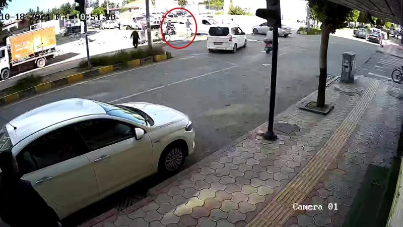  Akılalmaz olay: Trafikte tartıştığı 2 kişiyi aracıyla ezmeye çalıştı HATAY (İHA) - Hatay'da bir sürücü, trafikte tartıştığı motosikletli ve yanındaki bir kişiyi aracıyla geri manevra yaparak ezmeye çalıştı. O anlarsa kameraya yansıdı. Olay, İskenderun ilçesi Pınarbaşı Mahallesi'nde yaşandı. Hafif ticari araç sürücüsü, trafikte motosiklet sürücüsü ve arkasındaki kişiyle tartıştı. Kavşakta motosikletten inen 2 kişi, araç sürücüsüyle tartışmaya devam etti. Sürücünün yoluna devam ettiğini düşünen gençler de motosiklete bindi. O sırada geri manevra yapan sürücü, aracıyla 2 kişiyi ezmeye çalıştı. Gençlerin kaçarak ezilmekten kurtulduğu anlar kameraya yansırken akılalmaz olay sonrası araç sürücüsü olay yerinden kaçtı. İhbar üzerine bölgeye sevk edilen sağlık ekipleri, yaralıları ambulansla çevredeki hastaneye götürdü. Gençlerin ihbarı üzerine polis ekipleri sürücünün yakalanması için çalışma başlattı. Olay, çevredeki güvenlik kamerasına yansıdı.