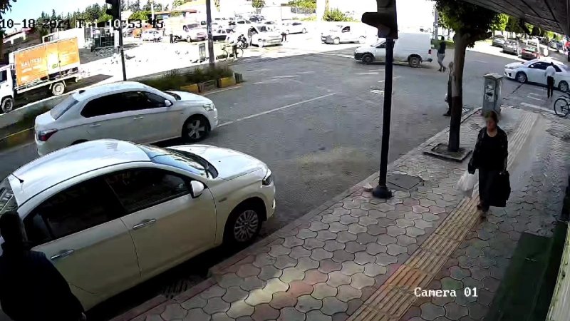  Akılalmaz olay: Trafikte tartıştığı 2 kişiyi aracıyla ezmeye çalıştı HATAY (İHA) - Hatay'da bir sürücü, trafikte tartıştığı motosikletli ve yanındaki bir kişiyi aracıyla geri manevra yaparak ezmeye çalıştı. O anlarsa kameraya yansıdı. Olay, İskenderun ilçesi Pınarbaşı Mahallesi'nde yaşandı. Hafif ticari araç sürücüsü, trafikte motosiklet sürücüsü ve arkasındaki kişiyle tartıştı. Kavşakta motosikletten inen 2 kişi, araç sürücüsüyle tartışmaya devam etti. Sürücünün yoluna devam ettiğini düşünen gençler de motosiklete bindi. O sırada geri manevra yapan sürücü, aracıyla 2 kişiyi ezmeye çalıştı. Gençlerin kaçarak ezilmekten kurtulduğu anlar kameraya yansırken akılalmaz olay sonrası araç sürücüsü olay yerinden kaçtı. İhbar üzerine bölgeye sevk edilen sağlık ekipleri, yaralıları ambulansla çevredeki hastaneye götürdü. Gençlerin ihbarı üzerine polis ekipleri sürücünün yakalanması için çalışma başlattı. Olay, çevredeki güvenlik kamerasına yansıdı.