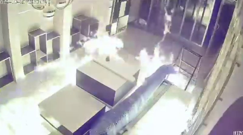 Motosikletle gelen beceriksiz kundakçılar, 3. denemede iş yerini ateşe verdi