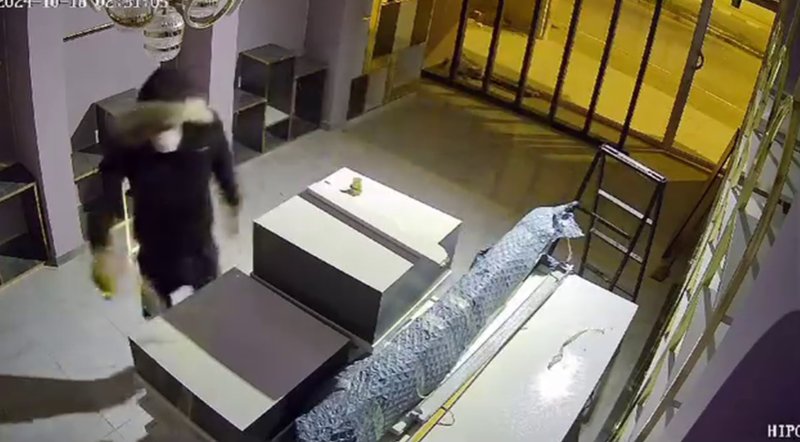 Motosikletle gelen beceriksiz kundakçılar, 3. denemede iş yerini ateşe verdi