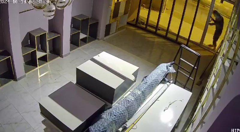 Motosikletle gelen beceriksiz kundakçılar, 3. denemede iş yerini ateşe verdi