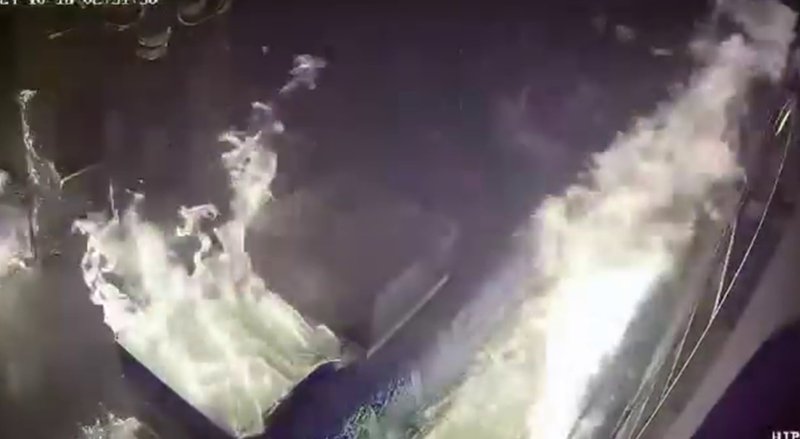 Motosikletle gelen beceriksiz kundakçılar, 3. denemede iş yerini ateşe verdi