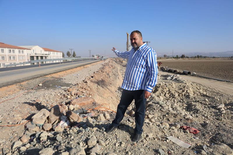 Depremin yapboz gibi parçalayarak 4 metreyi bulan kırıklar oluşturduğu yolda birinci köprü inşası tamamlandı