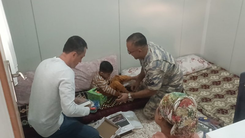 Depremzede serebral palsili Bekir'in 'Mercedes'ini asker ağabeyleri hediye etti