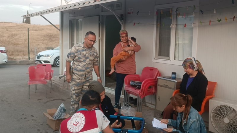 Depremzede serebral palsili Bekir'in 'Mercedes'ini asker ağabeyleri hediye etti