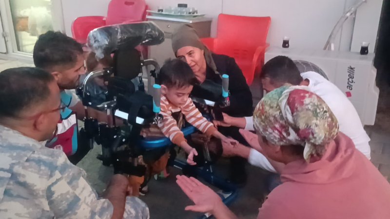 Depremzede serebral palsili Bekir'in 'Mercedes'ini asker ağabeyleri hediye etti