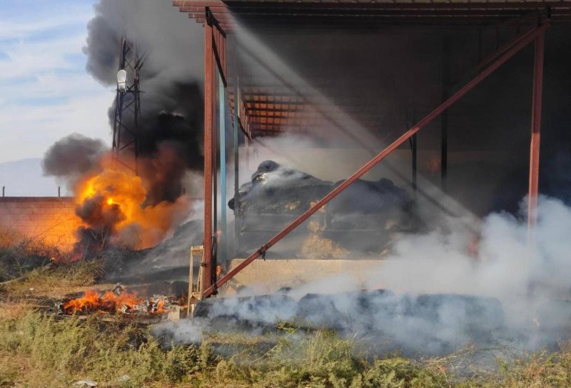 Kumlu’da samanlık yangını