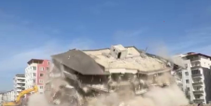 7 katlı bina iş makinesinin darbesiyle yerle bir oldu