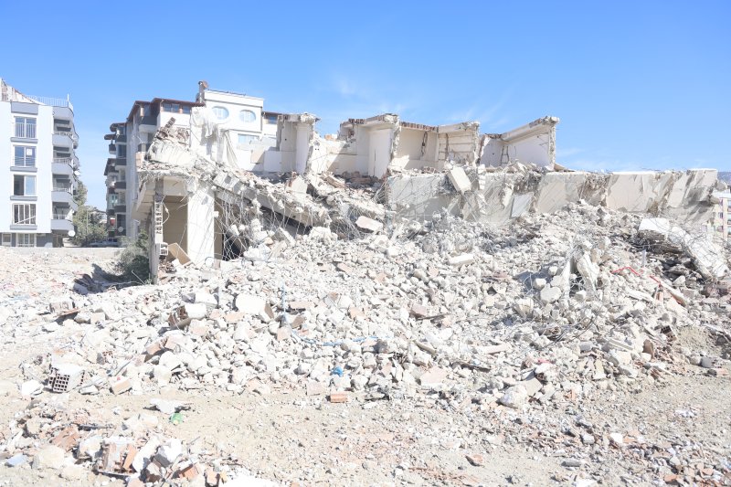 7 katlı bina iş makinesinin darbesiyle yerle bir oldu