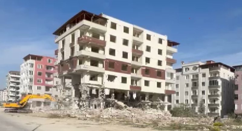 7 katlı bina iş makinesinin darbesiyle yerle bir oldu