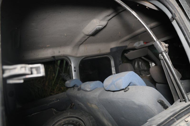 Ticari araç dereye uçtu, 2 kişi yaralandı