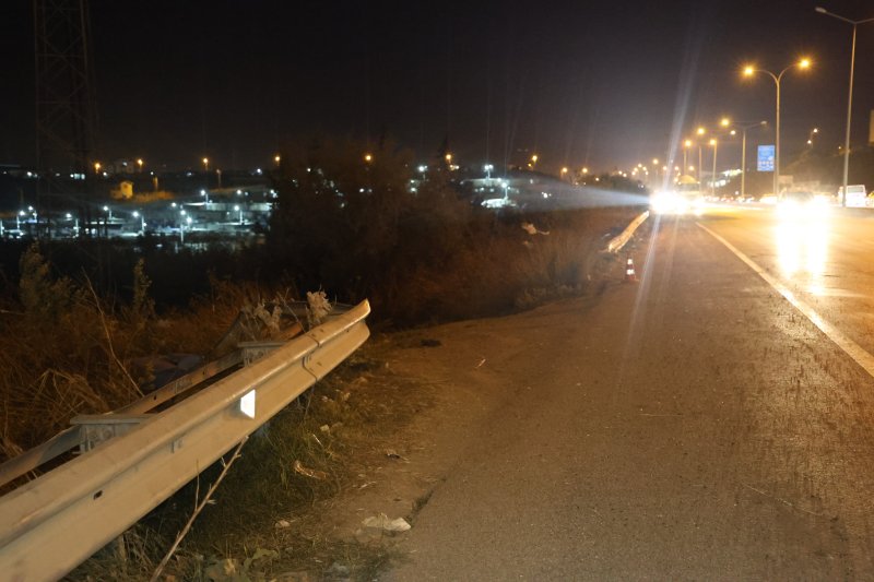 Ticari araç dereye uçtu, 2 kişi yaralandı