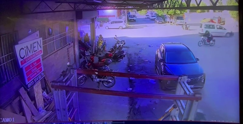 Kaza yapan genç aklına bile gelmedi: Hasar alan motoruna koşan vatandaşın o anları kamerada
