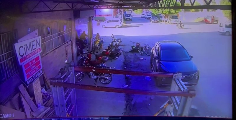 Kaza yapan genç aklına bile gelmedi: Hasar alan motoruna koşan vatandaşın o anları kamerada
