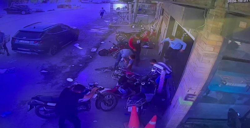 Kaza yapan genç aklına bile gelmedi: Hasar alan motoruna koşan vatandaşın o anları kamerada