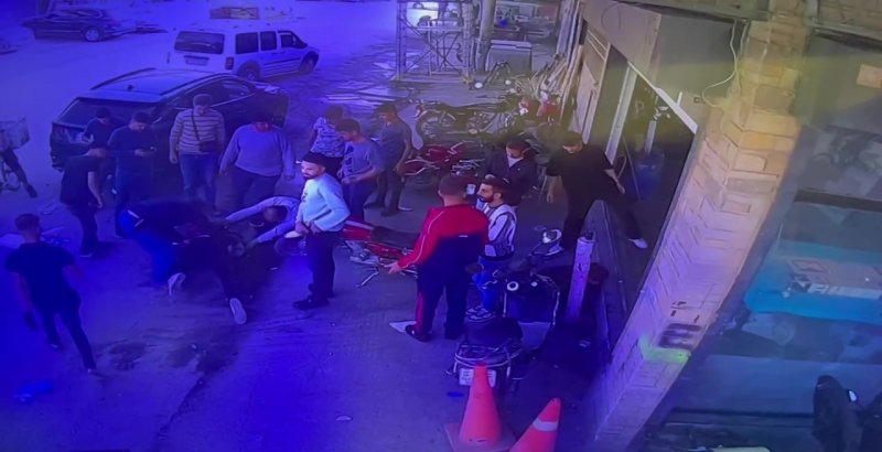 Kaza yapan genç aklına bile gelmedi: Hasar alan motoruna koşan vatandaşın o anları kamerada