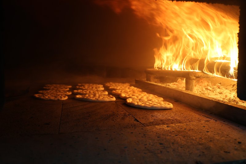 Hatay'lı Usta Kalifiye İşçi Bulamıyor Günlük 2 bin TL yevmiye ile çalıştıracak kalifiye işçi bulamayınca küreği eline alıp fırının başına geçti - İşletme sahibi Hilmi Kara: - “Günlük bin 500 TL ile 2 bin TL vermemize rağmen düzgün ve kalifiye eleman bulamıyoruz” HATAY (İHA) - Hatay'ın Antakya ilçesinde 25 yıldır fırıncılık yapan Hilmi Kara, günlük 2 bin TL yevmiye vermesine rağmen kalifiye işçi bulamadığı için kendi ustalık yapmaya devam ediyor. Antakya ilçesi Saraycık Mahallesi'nde 25 yıldır fırın ve kasap işleten Hilmi Kara, aylardır fırın bölümü için işçi arıyor. Son birkaç ayda 6 fırıncı değiştiren Kara, çalışma saatlerini ve günlük yevmiyeyi beğenmedikleri için fırıncıların 1 hafta çalışıp işi bıraktıklarını belirtti. Nitelikli işçi bulamamaktan şikayetçi olan Kara, günlük bin 500 TL ile 2 bin TL ücret vermesine rağmen çalıştıracak kalifiye işçi bulamadığı için kendisi çalışmaya devam ediyor. “İşçiler de fahiş fiyatlar isteyince iş başa düştü” İşçilerin fahiş fiyat istemesi üzerine fırında kendisinin çalışmaya başladığını söyleyen Kara, “25 yıllık işletme sahibiyim. Yaşadığımız personel sıkıntısından dolayı kendi işimizi kendimiz yapıyoruz. Kasap olsun veya fırın olsun eleman bulamıyoruz. Genel olarak esnafın problemi bu. Yeni genç nesil esnaflığa yönelmiyor ve kolay para kazanmanın derdindeler. İşçiler de fahiş fiyatlar isteyince iş başa düştü. İşleri kendimiz yapıyoruz. Son birkaç ayda 5 veya 6 işçi fırın işini bırakarak gitti. İşçiler çalışma sistemini, ücretini ve saatlerini beğenmiyorlar. İstedikleri fahiş ücretler, yaptığımız işe değmiyor. Bu yüzden çalışmıyorlar” dedi. “Günlük bin 500 TL ile 2 bin TL vermemize rağmen düzgün ve kalifiye eleman bulamıyoruz” Günlük 2 bin TL vermesine rağmen fırında çalışacak işçi bulamadığını söyleyen Kara, “Günlük bin 500 TL ile 2 bin TL arasında para veriyoruz. Bir türlü işçileri para konusunda memnun edemiyoruz ve daha fazlasını istiyorlar. İşçinin beklentisi 2 bin TL ile 3 bin TL arasında. Yani bizden daha fazla kazanmak istiyorlar. Fırınlara göre değişir, bizim fırınımız zor değil. Günde fırın bölümünde bir çuval un bile bitiremiyoruz. Yaptığımız işe göre verdiğimiz para yine çok fazla. Günlük bin 500 TL ile 2 bin TL vermemize rağmen düzgün ve kalifiye eleman bulamıyoruz. Kalıcı eleman bulamıyoruz. Bir hafta çalışıp, sonra gidiyorlar” ifadelerini kullandı.