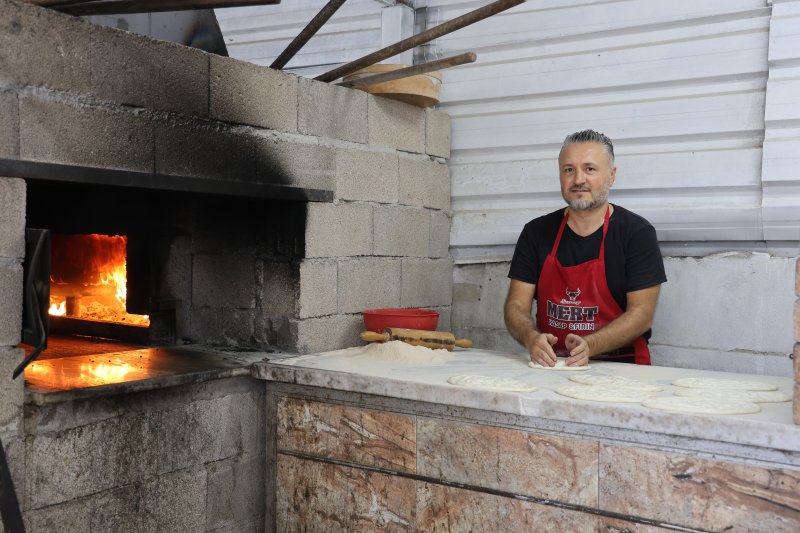 Hatay'lı Usta Kalifiye İşçi Bulamıyor Günlük 2 bin TL yevmiye ile çalıştıracak kalifiye işçi bulamayınca küreği eline alıp fırının başına geçti - İşletme sahibi Hilmi Kara: - “Günlük bin 500 TL ile 2 bin TL vermemize rağmen düzgün ve kalifiye eleman bulamıyoruz” HATAY (İHA) - Hatay'ın Antakya ilçesinde 25 yıldır fırıncılık yapan Hilmi Kara, günlük 2 bin TL yevmiye vermesine rağmen kalifiye işçi bulamadığı için kendi ustalık yapmaya devam ediyor. Antakya ilçesi Saraycık Mahallesi'nde 25 yıldır fırın ve kasap işleten Hilmi Kara, aylardır fırın bölümü için işçi arıyor. Son birkaç ayda 6 fırıncı değiştiren Kara, çalışma saatlerini ve günlük yevmiyeyi beğenmedikleri için fırıncıların 1 hafta çalışıp işi bıraktıklarını belirtti. Nitelikli işçi bulamamaktan şikayetçi olan Kara, günlük bin 500 TL ile 2 bin TL ücret vermesine rağmen çalıştıracak kalifiye işçi bulamadığı için kendisi çalışmaya devam ediyor. “İşçiler de fahiş fiyatlar isteyince iş başa düştü” İşçilerin fahiş fiyat istemesi üzerine fırında kendisinin çalışmaya başladığını söyleyen Kara, “25 yıllık işletme sahibiyim. Yaşadığımız personel sıkıntısından dolayı kendi işimizi kendimiz yapıyoruz. Kasap olsun veya fırın olsun eleman bulamıyoruz. Genel olarak esnafın problemi bu. Yeni genç nesil esnaflığa yönelmiyor ve kolay para kazanmanın derdindeler. İşçiler de fahiş fiyatlar isteyince iş başa düştü. İşleri kendimiz yapıyoruz. Son birkaç ayda 5 veya 6 işçi fırın işini bırakarak gitti. İşçiler çalışma sistemini, ücretini ve saatlerini beğenmiyorlar. İstedikleri fahiş ücretler, yaptığımız işe değmiyor. Bu yüzden çalışmıyorlar” dedi. “Günlük bin 500 TL ile 2 bin TL vermemize rağmen düzgün ve kalifiye eleman bulamıyoruz” Günlük 2 bin TL vermesine rağmen fırında çalışacak işçi bulamadığını söyleyen Kara, “Günlük bin 500 TL ile 2 bin TL arasında para veriyoruz. Bir türlü işçileri para konusunda memnun edemiyoruz ve daha fazlasını istiyorlar. İşçinin beklentisi 2 bin TL ile 3 bin TL arasında. Yani bizden daha fazla kazanmak istiyorlar. Fırınlara göre değişir, bizim fırınımız zor değil. Günde fırın bölümünde bir çuval un bile bitiremiyoruz. Yaptığımız işe göre verdiğimiz para yine çok fazla. Günlük bin 500 TL ile 2 bin TL vermemize rağmen düzgün ve kalifiye eleman bulamıyoruz. Kalıcı eleman bulamıyoruz. Bir hafta çalışıp, sonra gidiyorlar” ifadelerini kullandı.