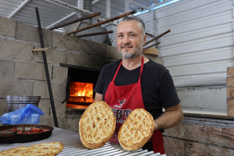 Hatay'lı Usta Kalifiye İşçi Bulamıyor Günlük 2 bin TL yevmiye ile çalıştıracak kalifiye işçi bulamayınca küreği eline alıp fırının başına geçti - İşletme sahibi Hilmi Kara: - “Günlük bin 500 TL ile 2 bin TL vermemize rağmen düzgün ve kalifiye eleman bulamıyoruz” HATAY (İHA) - Hatay'ın Antakya ilçesinde 25 yıldır fırıncılık yapan Hilmi Kara, günlük 2 bin TL yevmiye vermesine rağmen kalifiye işçi bulamadığı için kendi ustalık yapmaya devam ediyor. Antakya ilçesi Saraycık Mahallesi'nde 25 yıldır fırın ve kasap işleten Hilmi Kara, aylardır fırın bölümü için işçi arıyor. Son birkaç ayda 6 fırıncı değiştiren Kara, çalışma saatlerini ve günlük yevmiyeyi beğenmedikleri için fırıncıların 1 hafta çalışıp işi bıraktıklarını belirtti. Nitelikli işçi bulamamaktan şikayetçi olan Kara, günlük bin 500 TL ile 2 bin TL ücret vermesine rağmen çalıştıracak kalifiye işçi bulamadığı için kendisi çalışmaya devam ediyor. “İşçiler de fahiş fiyatlar isteyince iş başa düştü” İşçilerin fahiş fiyat istemesi üzerine fırında kendisinin çalışmaya başladığını söyleyen Kara, “25 yıllık işletme sahibiyim. Yaşadığımız personel sıkıntısından dolayı kendi işimizi kendimiz yapıyoruz. Kasap olsun veya fırın olsun eleman bulamıyoruz. Genel olarak esnafın problemi bu. Yeni genç nesil esnaflığa yönelmiyor ve kolay para kazanmanın derdindeler. İşçiler de fahiş fiyatlar isteyince iş başa düştü. İşleri kendimiz yapıyoruz. Son birkaç ayda 5 veya 6 işçi fırın işini bırakarak gitti. İşçiler çalışma sistemini, ücretini ve saatlerini beğenmiyorlar. İstedikleri fahiş ücretler, yaptığımız işe değmiyor. Bu yüzden çalışmıyorlar” dedi. “Günlük bin 500 TL ile 2 bin TL vermemize rağmen düzgün ve kalifiye eleman bulamıyoruz” Günlük 2 bin TL vermesine rağmen fırında çalışacak işçi bulamadığını söyleyen Kara, “Günlük bin 500 TL ile 2 bin TL arasında para veriyoruz. Bir türlü işçileri para konusunda memnun edemiyoruz ve daha fazlasını istiyorlar. İşçinin beklentisi 2 bin TL ile 3 bin TL arasında. Yani bizden daha fazla kazanmak istiyorlar. Fırınlara göre değişir, bizim fırınımız zor değil. Günde fırın bölümünde bir çuval un bile bitiremiyoruz. Yaptığımız işe göre verdiğimiz para yine çok fazla. Günlük bin 500 TL ile 2 bin TL vermemize rağmen düzgün ve kalifiye eleman bulamıyoruz. Kalıcı eleman bulamıyoruz. Bir hafta çalışıp, sonra gidiyorlar” ifadelerini kullandı.