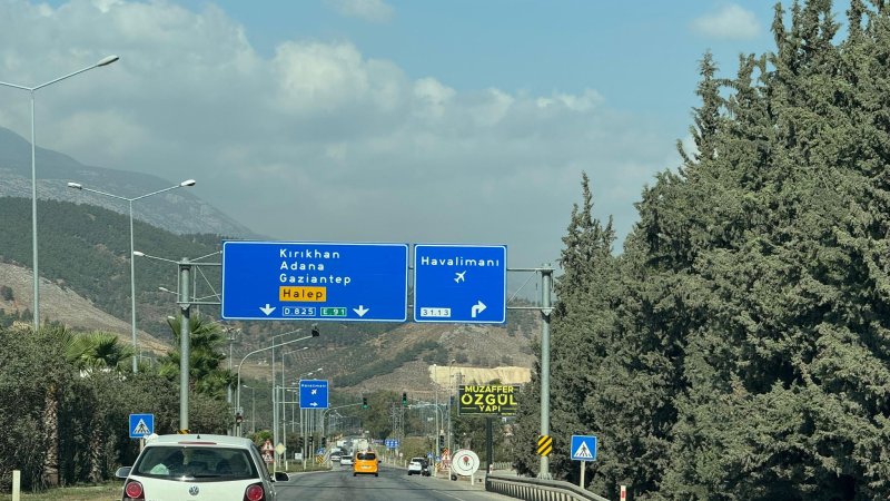 Hatay Valisi Mustafa Masatlı, bir süredir kapalı olan Hatay Havaalanı yolunun açıldığını duyurdu.