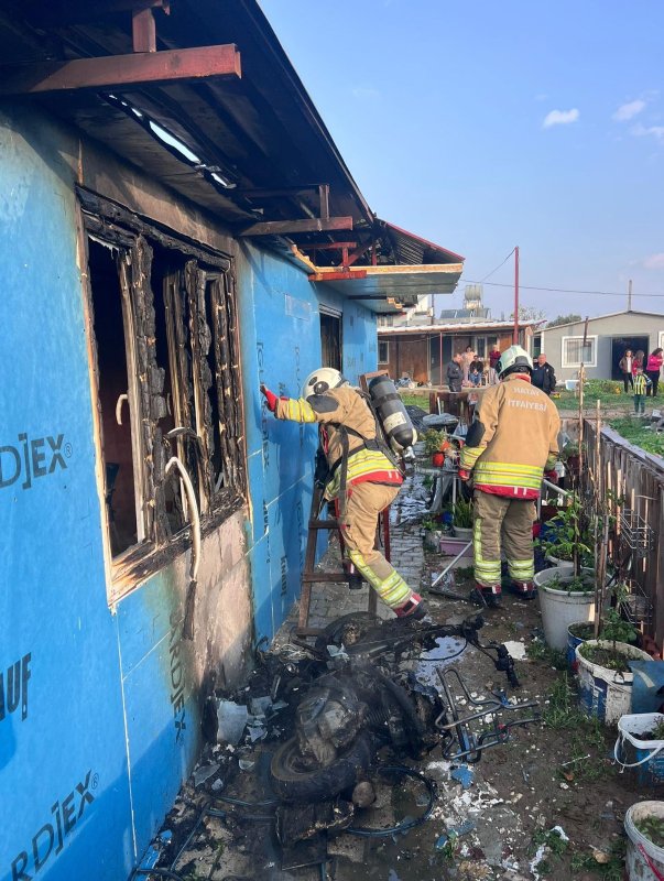 Hatay’da tek katlı ev çıkan yangında küle döndü