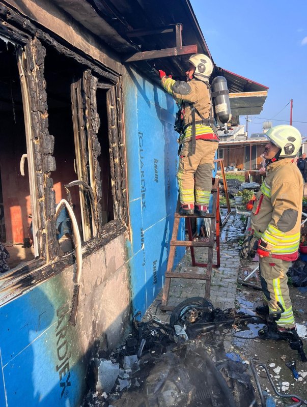 Hatay’da tek katlı ev çıkan yangında küle döndü 