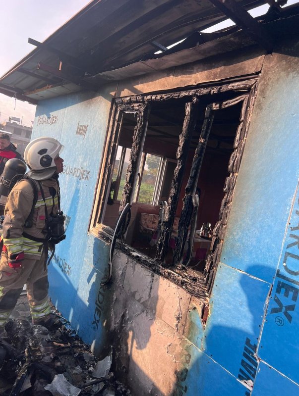 Hatay’da tek katlı ev çıkan yangında küle döndü