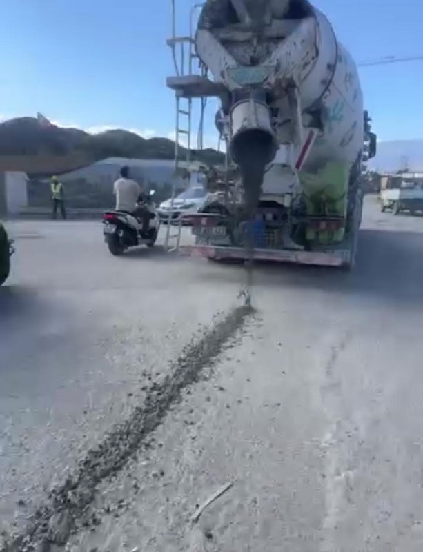 Seyir halindeki mikserin yola beton döktüğü anlar kamerada