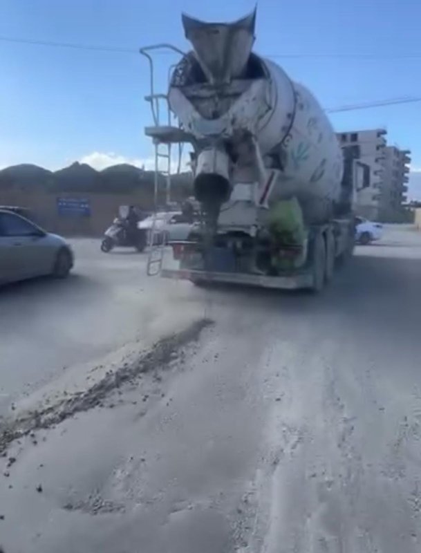 Seyir halindeki mikserin yola beton döktüğü anlar kamerada