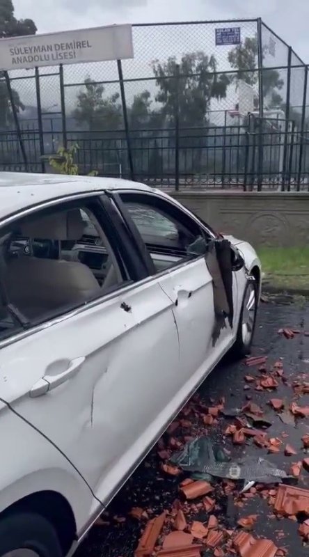 Fırtınanın konteyner ekmek büfesini ve çatıyı uçurduğu anlar kameraya yansıdı