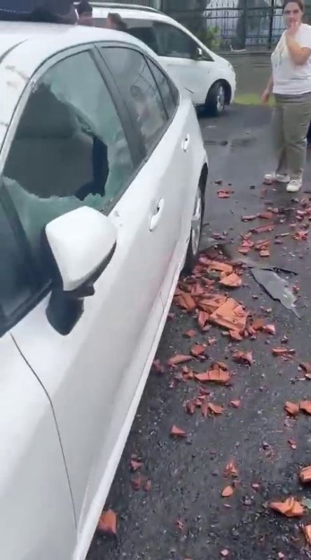 Fırtınanın konteyner ekmek büfesini ve çatıyı uçurduğu anlar kameraya yansıdı