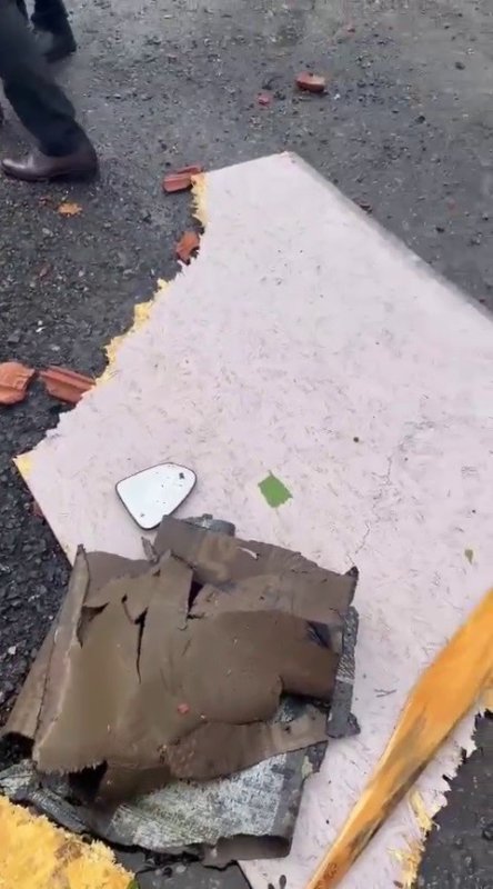 Fırtınanın konteyner ekmek büfesini ve çatıyı uçurduğu anlar kameraya yansıdı