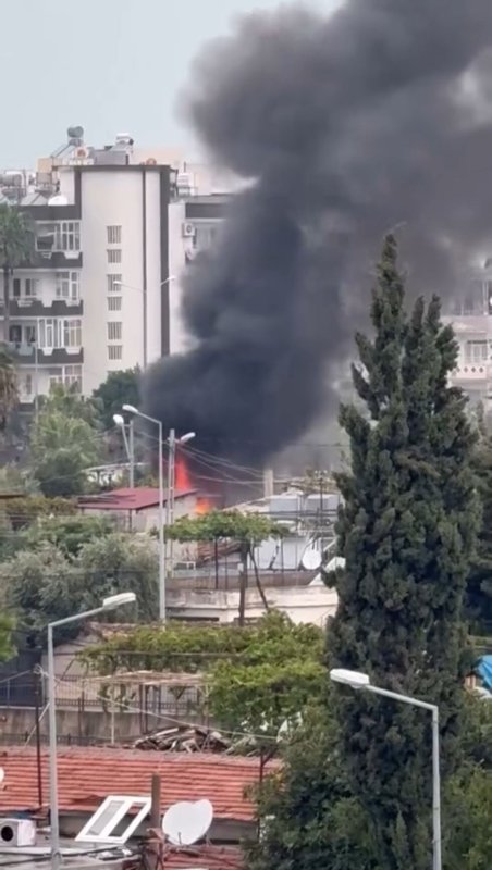 Müstakil ev alevlere teslim oldu